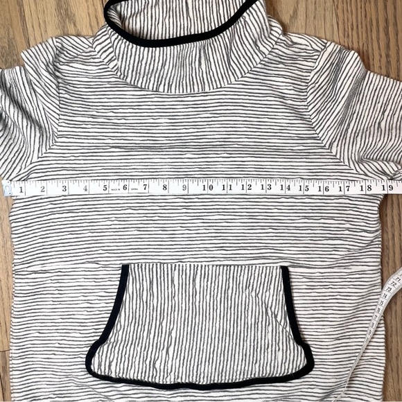 The North Face Women’s Textured Stripe Pullover with Front Pocket Size Medium - Picture 12 of 13